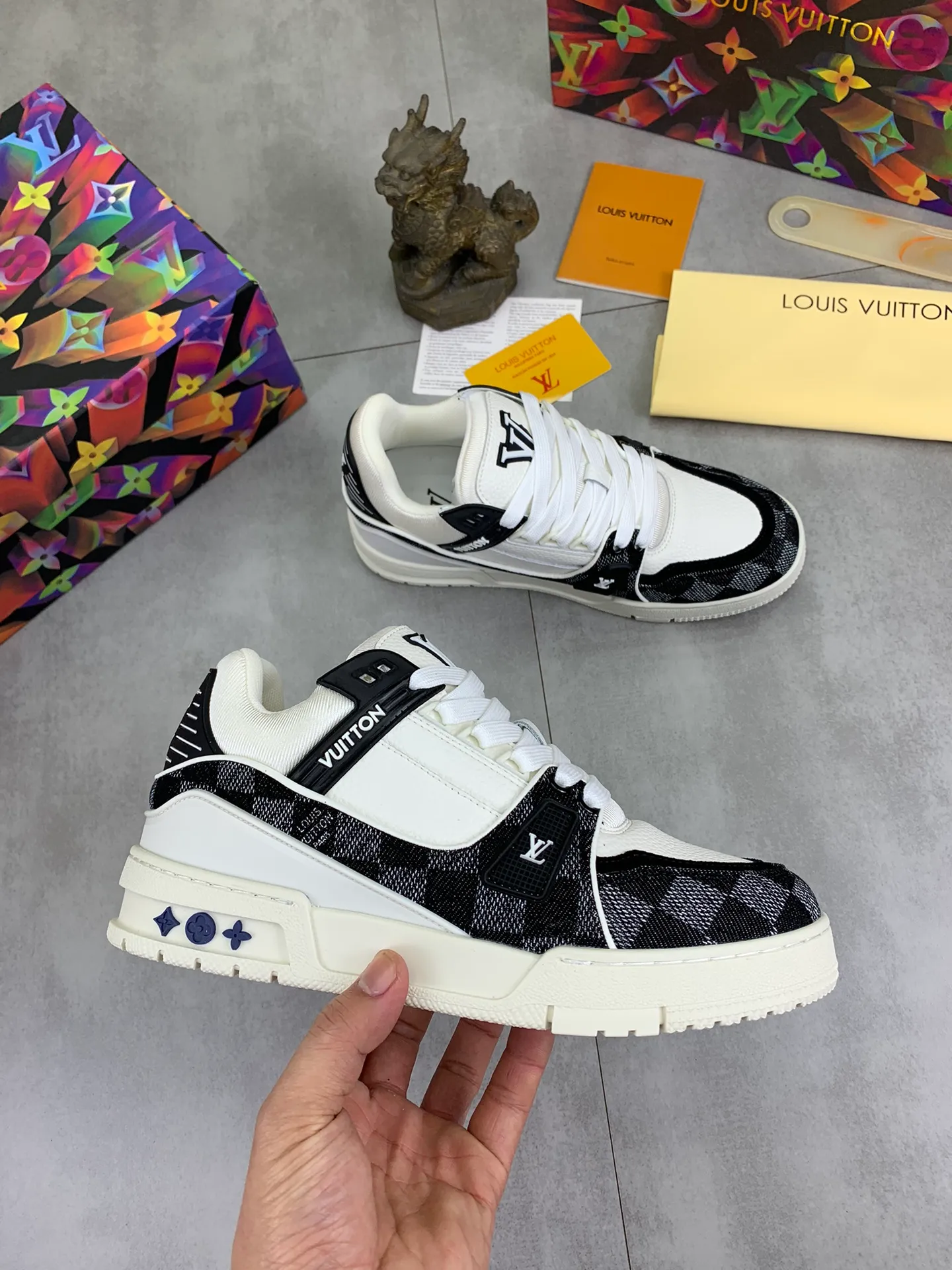 Men's shoes 💰P580 New style 💰💎💎Latest color High version 2025Louis*Vuitto* LV Traine Catwalk TRAINER outsole and fabric private model A shoe that definitely costs a lot of money and effort. This series was designed after the arrival of Vifgil. It is favored by many fans every season. Original TPU outsole Original packaging Men's size: 38-45 (46 can be customized) Color: White available (available from stock, super fast delivery)